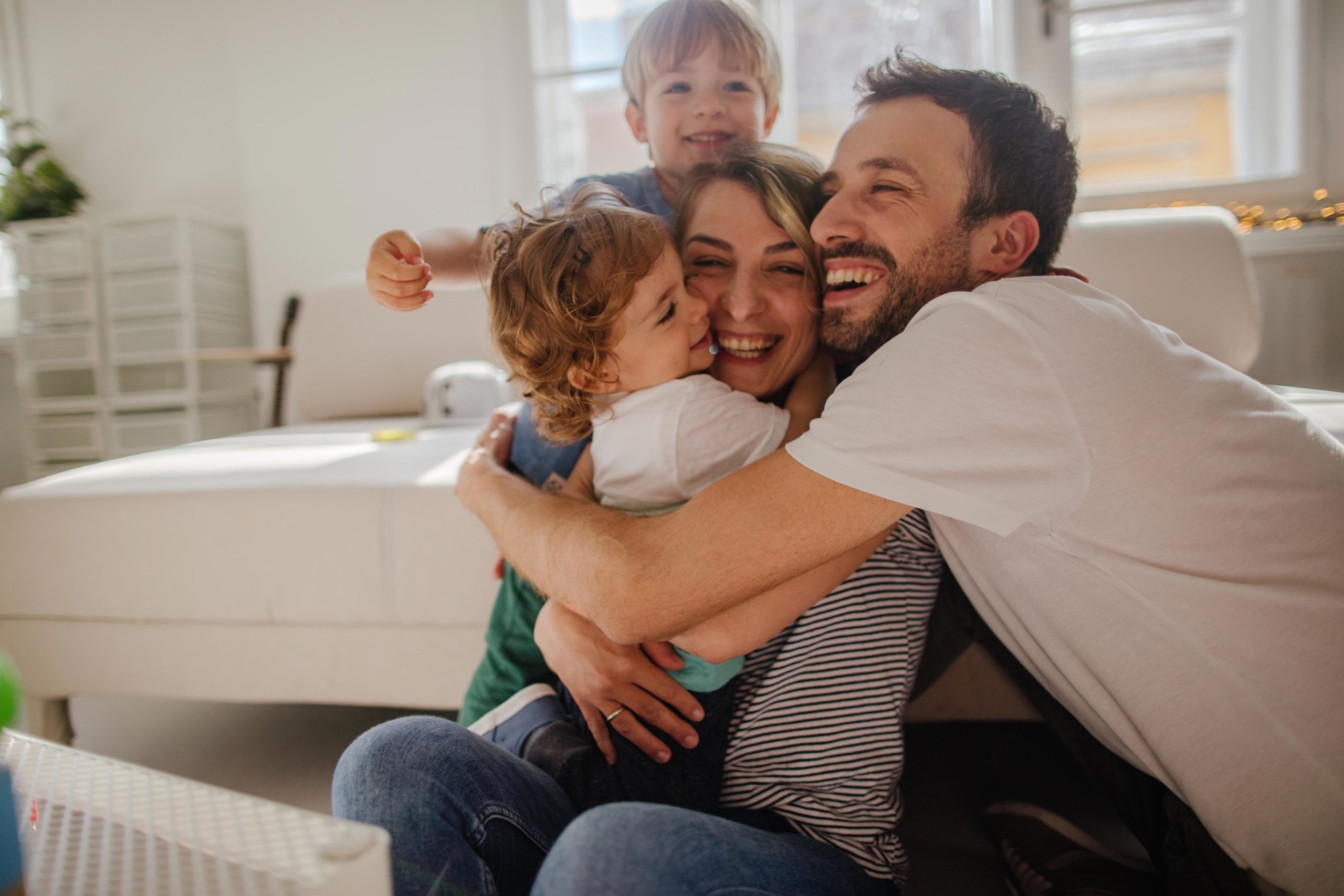 Glückliche Familie im neuen Haus Wenn aus der Immobilie ein Zuhause wird